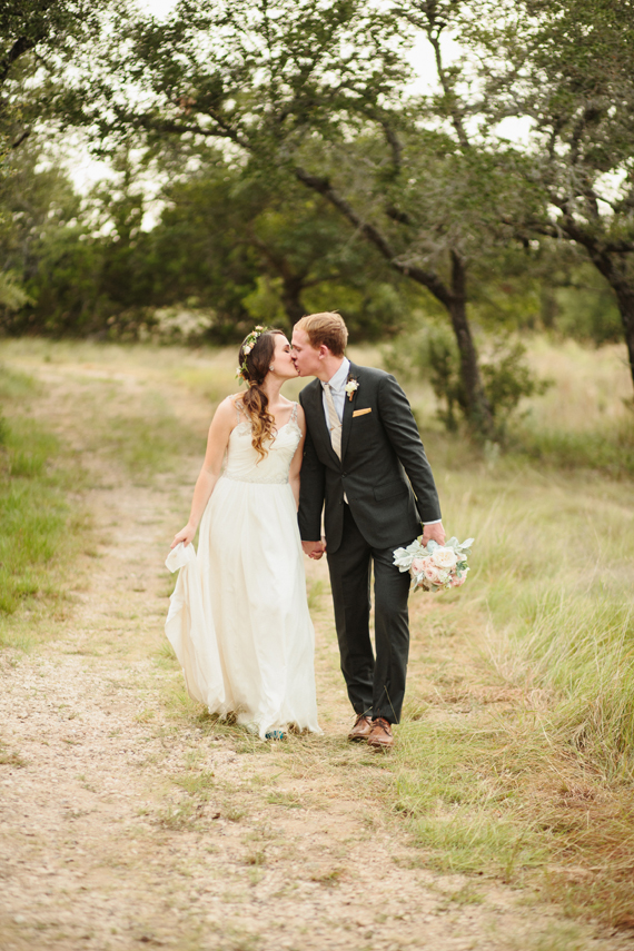 Rustic outdoor Texas wedding | photo by Sara & Rocky Photography | 100 Layer Cake