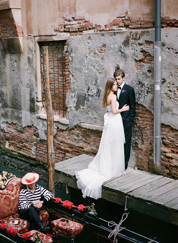 Dark-and-romantic -Venice-wedding-ideas-4