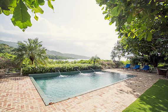 Jamaica Roundhill Hotel and Villas | Photo by Scott Clark | Read more - http://www.100layercake.com/blog/?p=73205