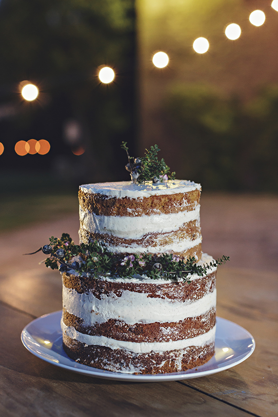 Naked wedding cake | Photo by Raquel Puras from 3 Deseos y Medio | Read more - http://www.100layercake.com/blog/?p=76863