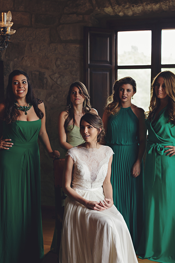 Green bridesmaid dresses | Photo by Raquel Puras from 3 Deseos y Medio | Read more - http://www.100layercake.com/blog/?p=76863