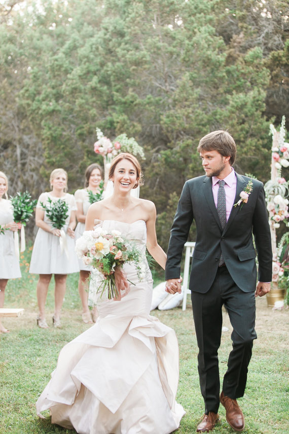 Intimate backyard wedding ceremony | Photo by J Bird Photography | Read more - http://www.100layercake.com/blog/?p=76549