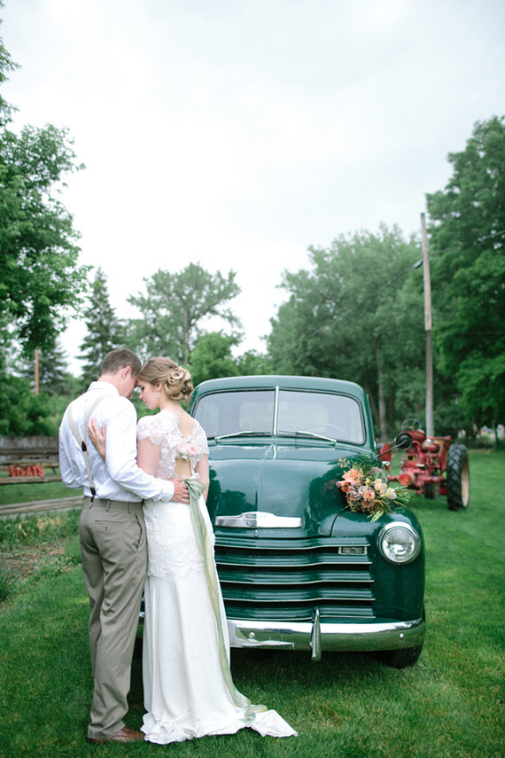 Peach and Blackberry wedding inspiration | Photo by oney Bee Photography | Read more - http://www.100layercake.com/blog/?p=79175