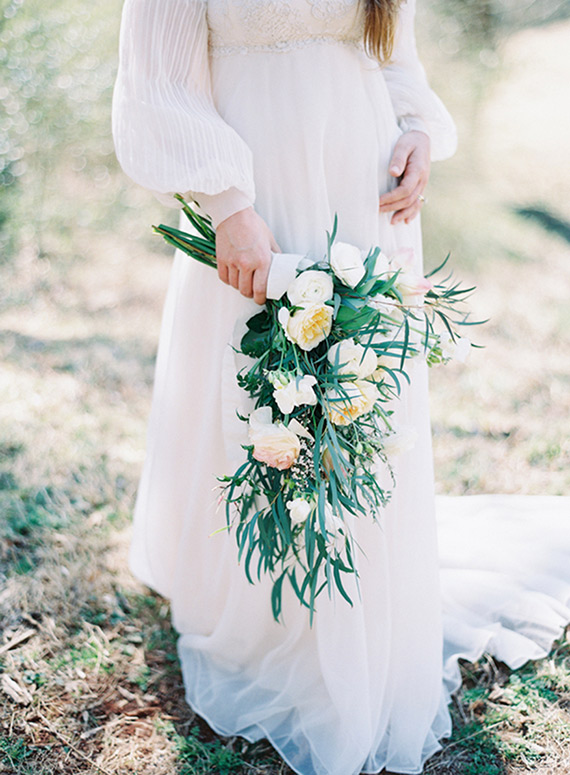 White garden wedding inspiration | Photo by Melanie Gabrielle | Read more - http://www.100layercake.com/blog/?p=81565