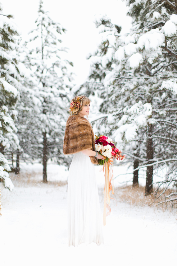 Winter wonderland bridal and floral inspiration | Photo by EB plus JC Photography | Read more -  http://www.100layercake.com/blog/?p=81523