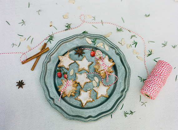 Holiday cinnamon stars cookie recipe | Photo by Mariel Hannah Photography | Styling Minted Design | Read more -  http://www.100layercake.com/blog/?p=83802