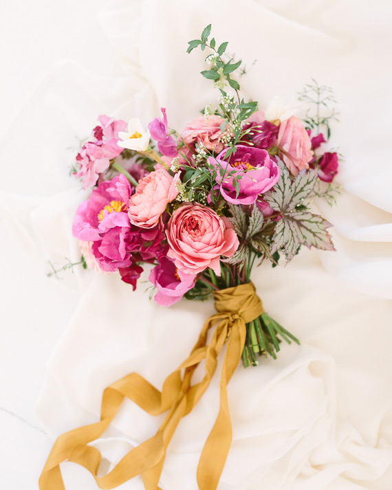 Modern spring bridal inspiration | Photo by Travis J Photography | Flowers by Tinge Floral | 100 Layer Cake 