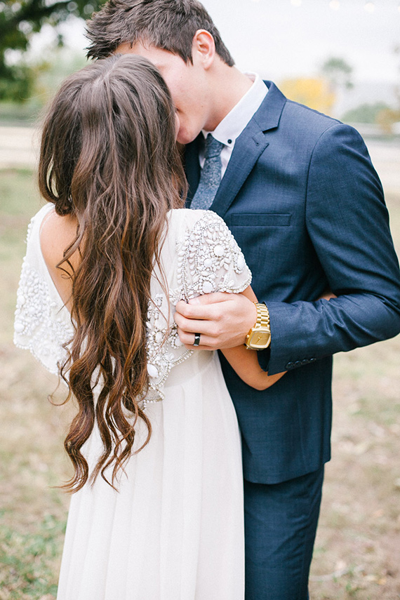 Rustic outdoor wedding inspiration | Photo by  Mary Claire Photography | Read more - http://www.100layercake.com/blog/wp-content/uploads/2015/03/Rustic-outdoor-wedding-inspiration 