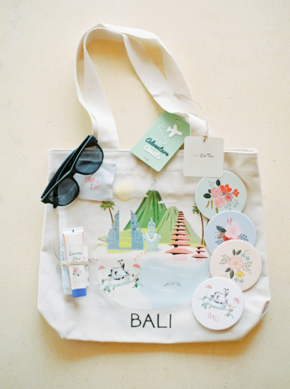 Destination Bali favor bag | Photo by Caught the light | Read more - http://www.100layercake.com/blog/wp-content/uploads/2015/04/Bali-wedding