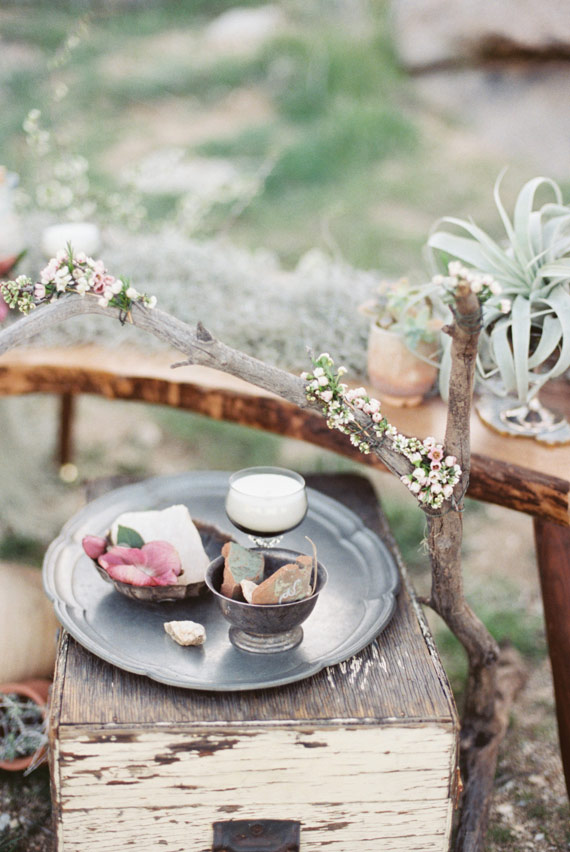 Pastel desert wedding inspiration | Photo by  Whiskers and Willow Photography  | Read more -  http://www.100layercake.com/blog/wp-content/uploads/2015/04/Desert-wedding-inspiration