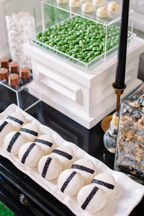 Modern green and white wedding ideas | Photo by Krista Mason Photography | Read more -  http://www.100layercake.com/blog/wp-content/uploads/2015/04/modern-green-black-white-wedding