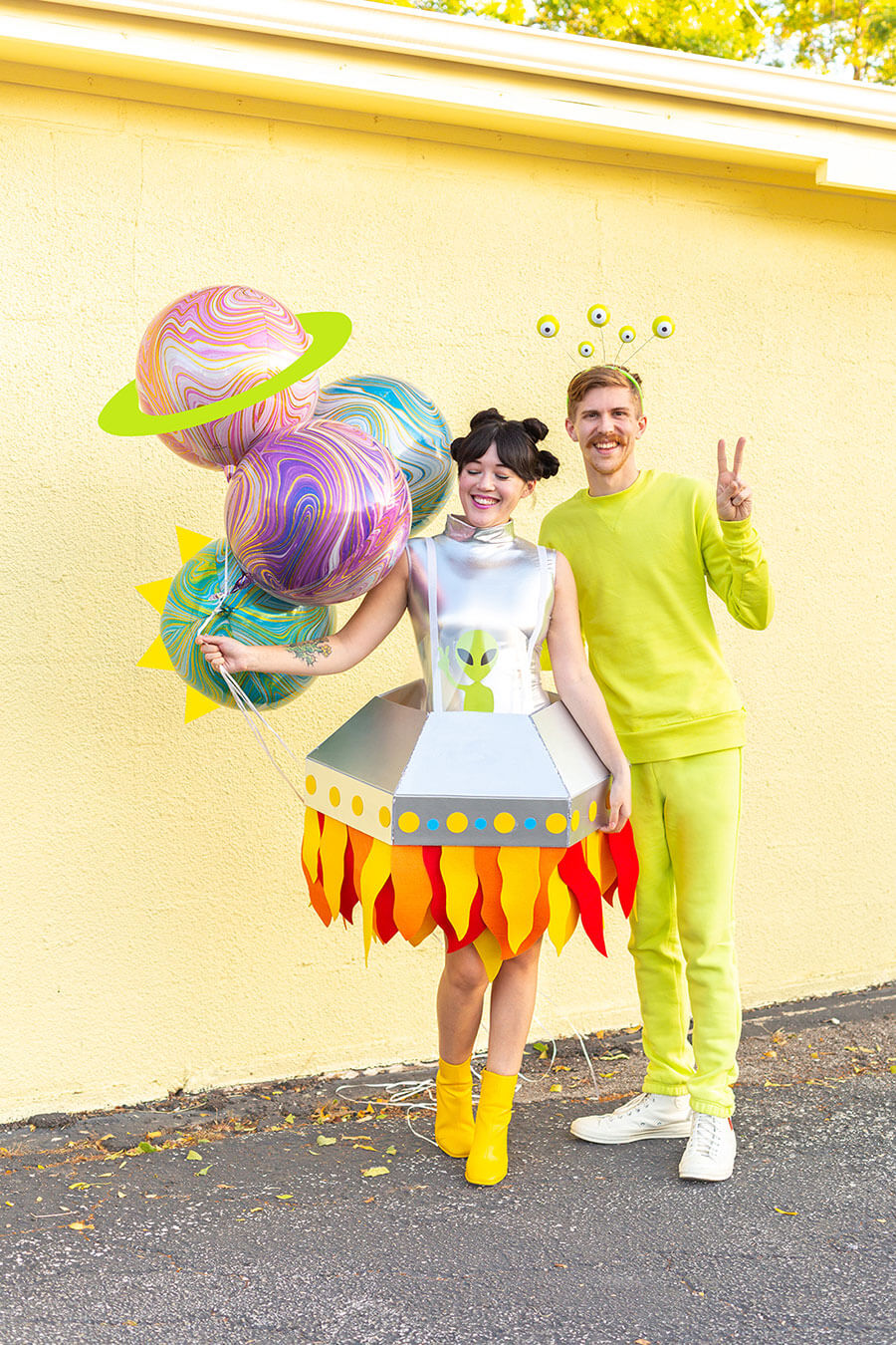 creative DIY couples costumes - alien and spaceship