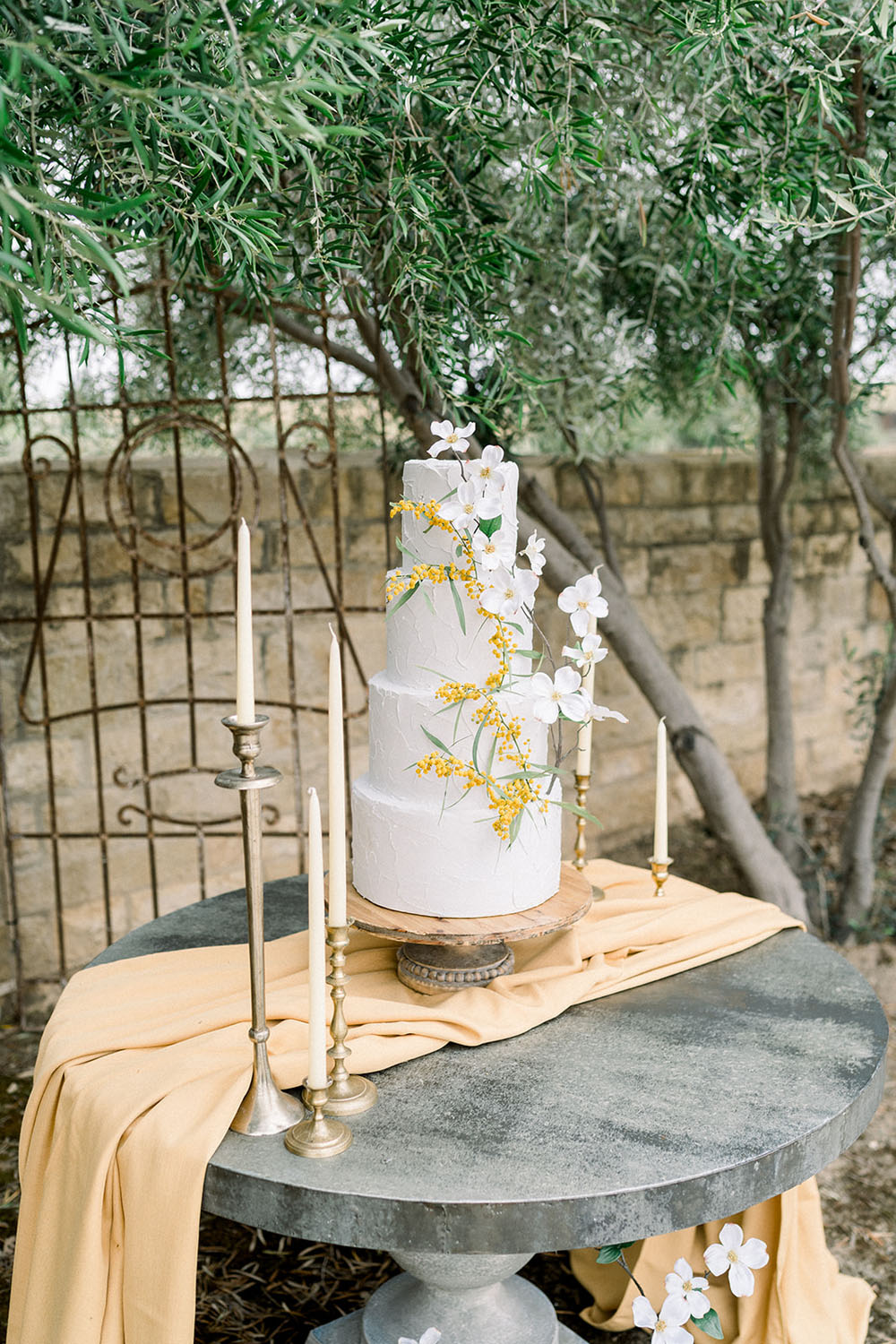 elegant wedding cake table