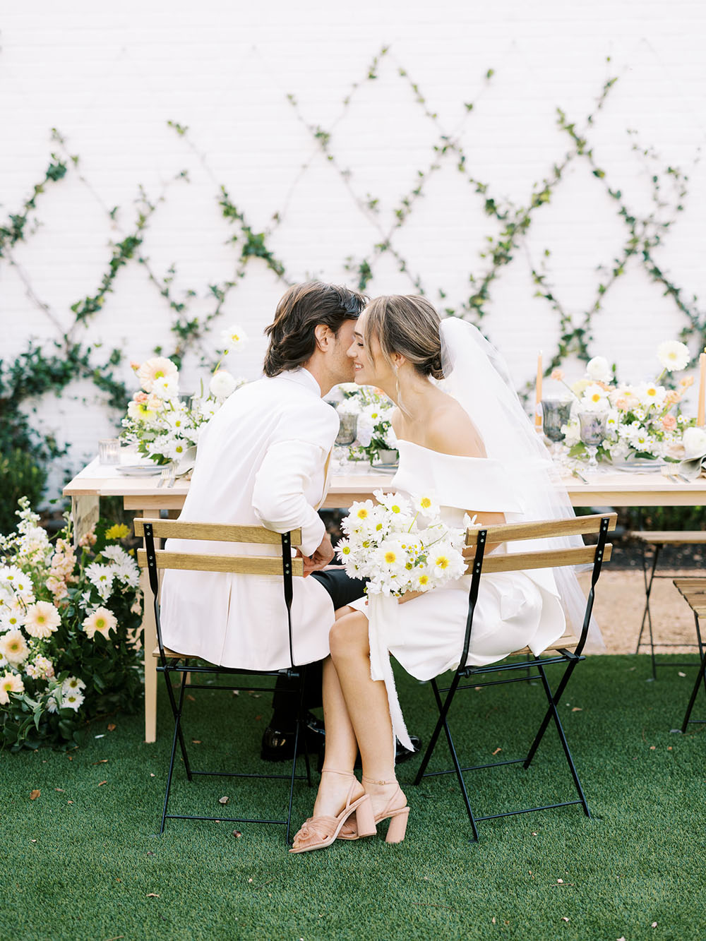 Garden inspired wedding with daisies and vintage touches