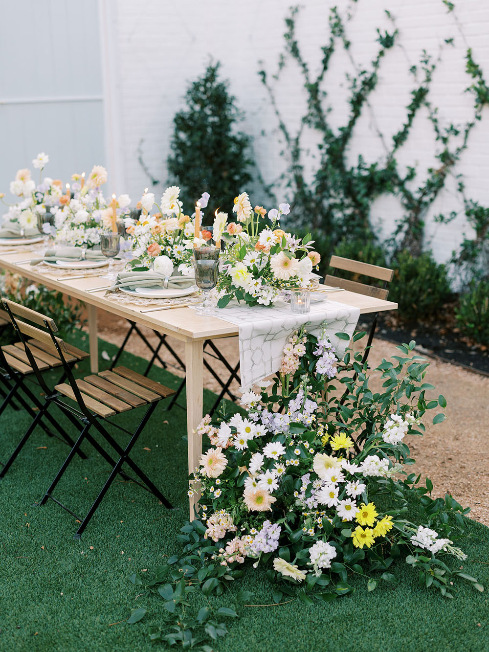 Garden inspired wedding with daisies and vintage touches