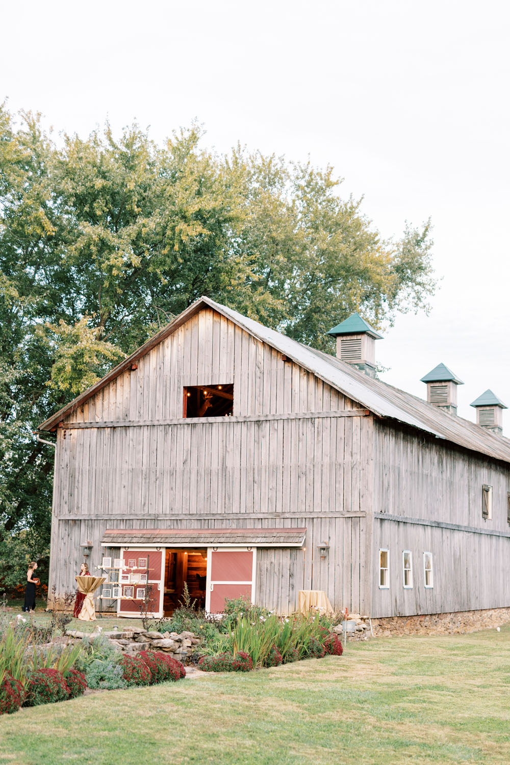 Rustic barn wedding in Virginia