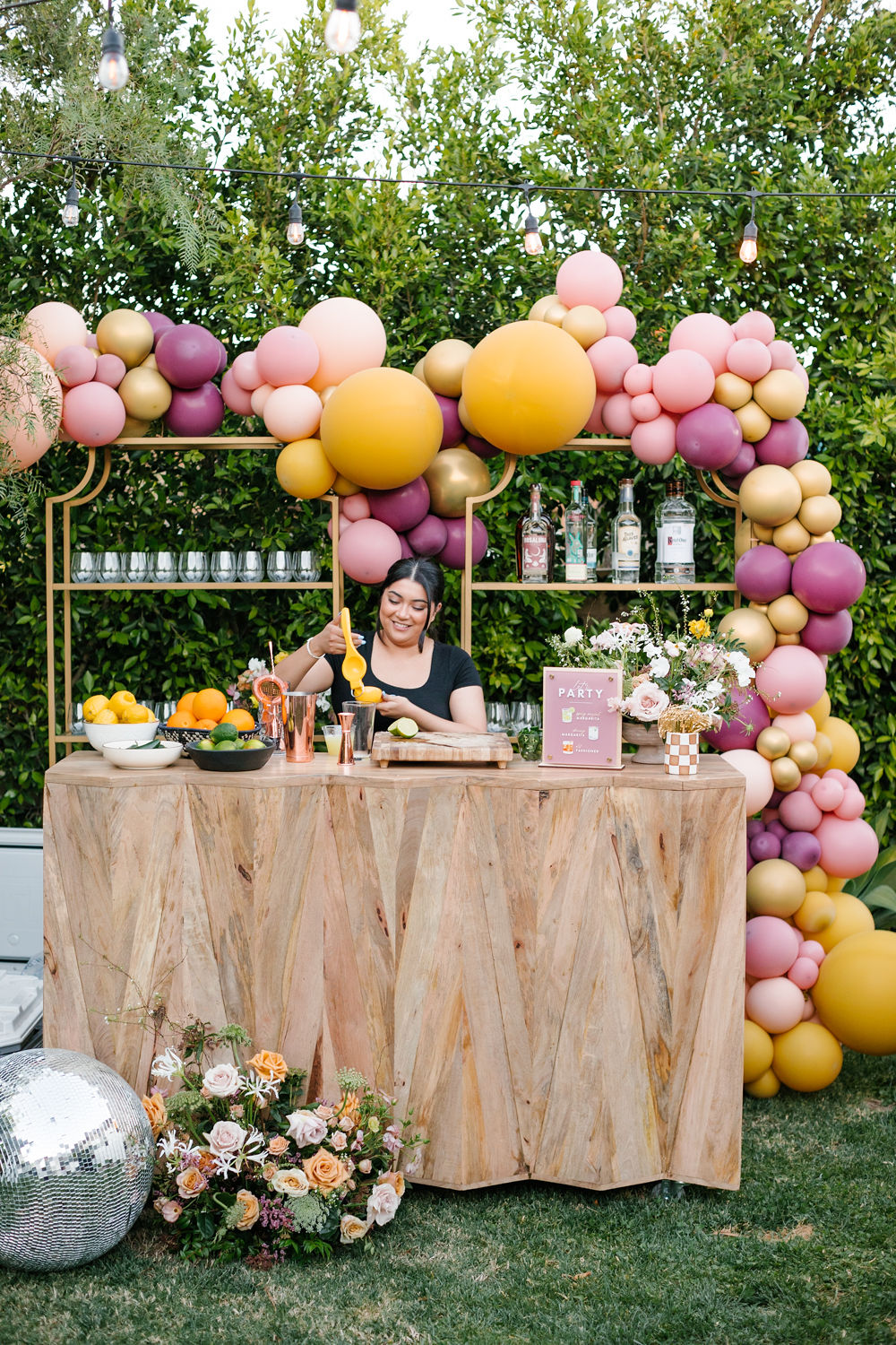 Spring 40th birthday party with big balloon installation behind bar