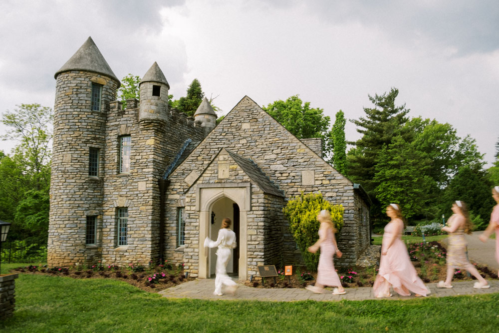 kentucky castle wedding at yew dell botanical gardens