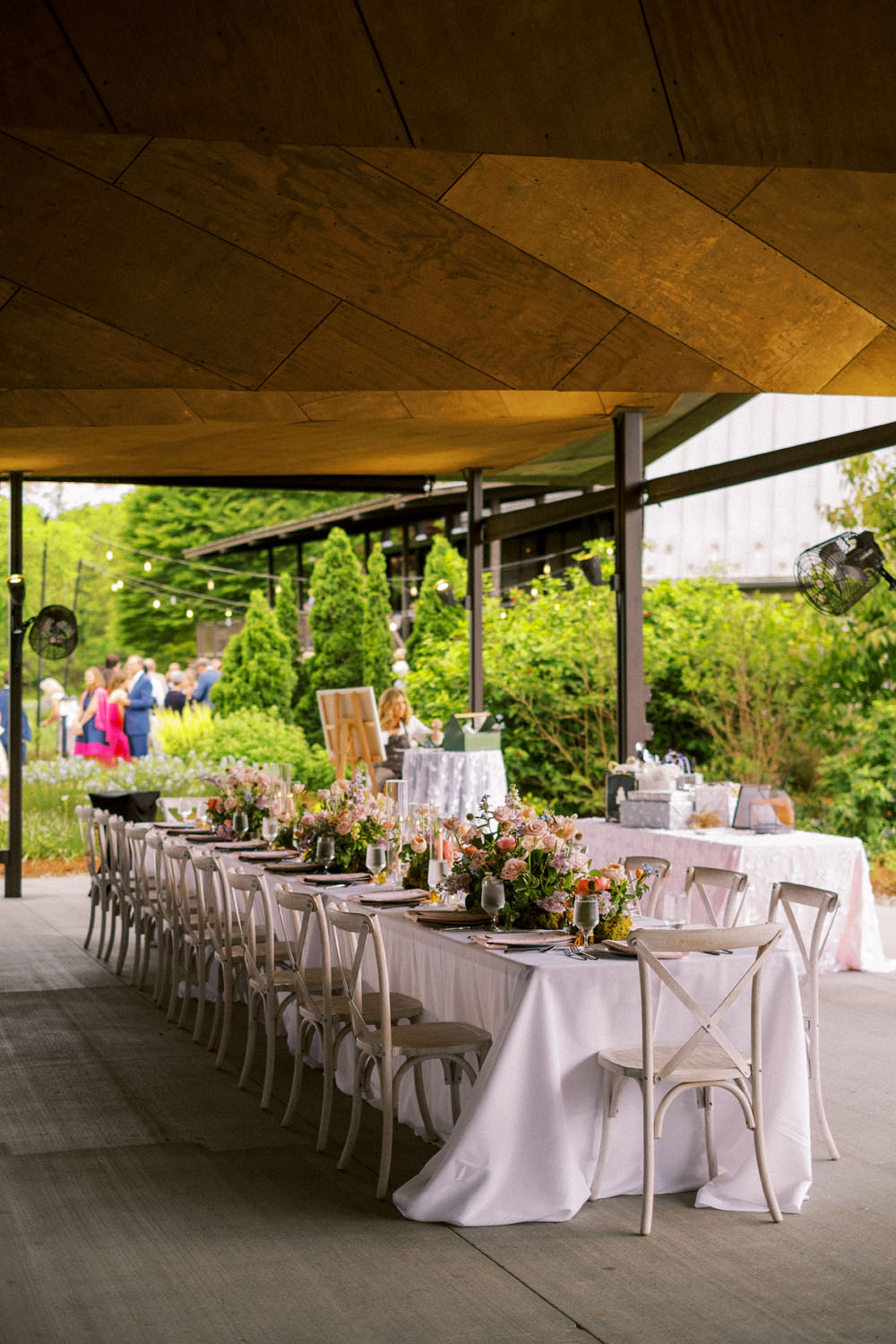 spring tablescape at botanical gardens