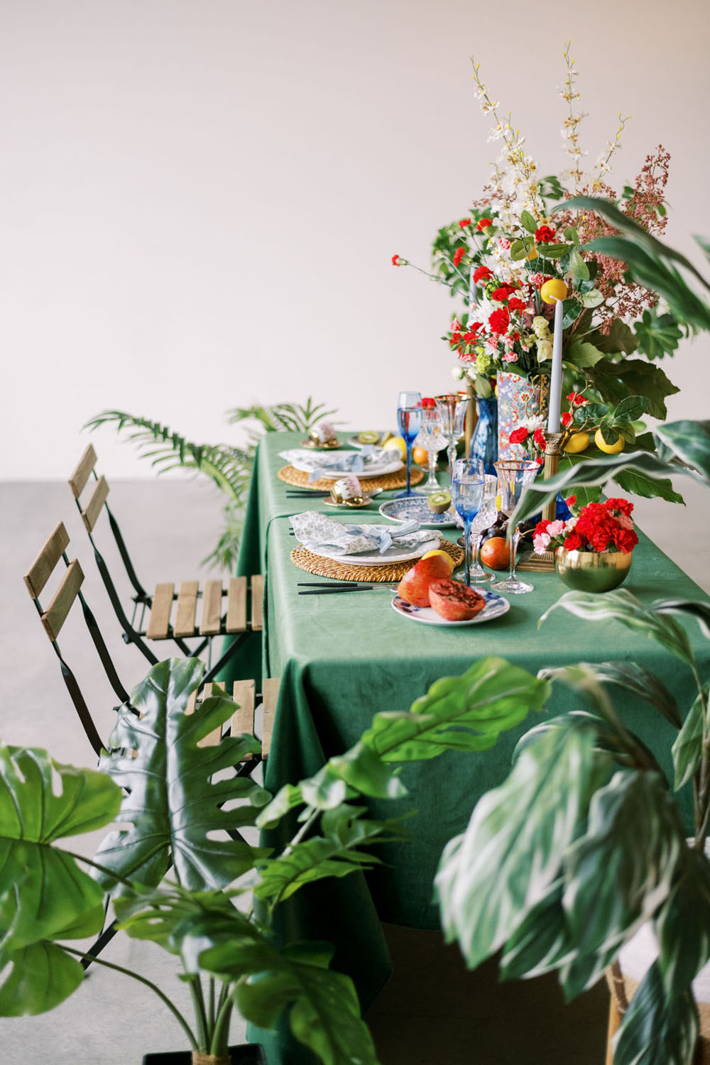 Tropical houseplants as wedding decor