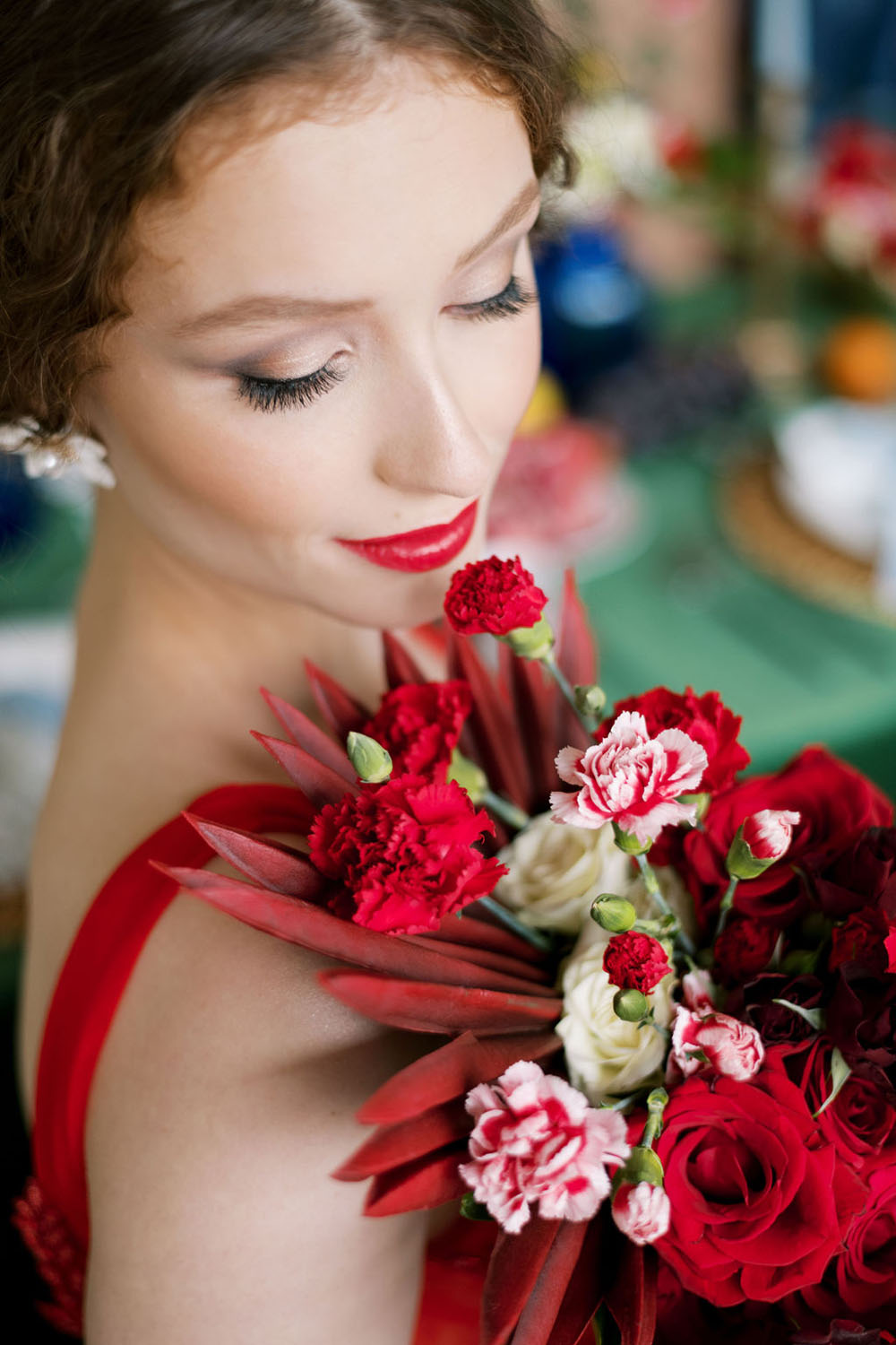 Smoky eye and red lip for bride