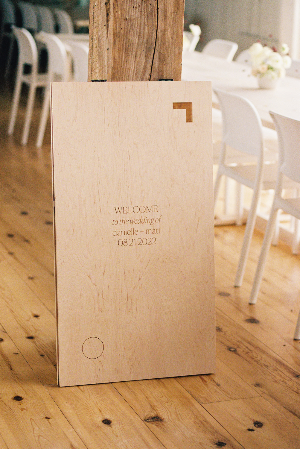minimalist wooden welcome sign