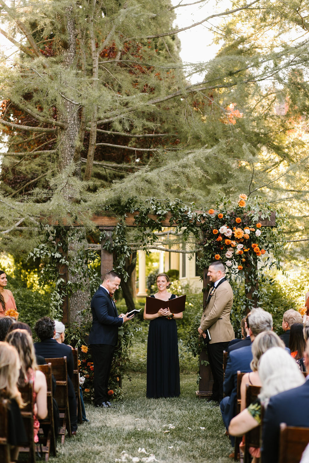 modern rustic northern california wedding ceremony