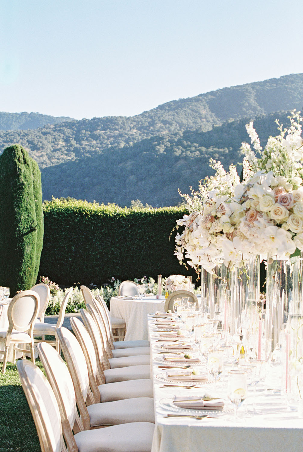 Vertical centerpieces for glamorous wedding