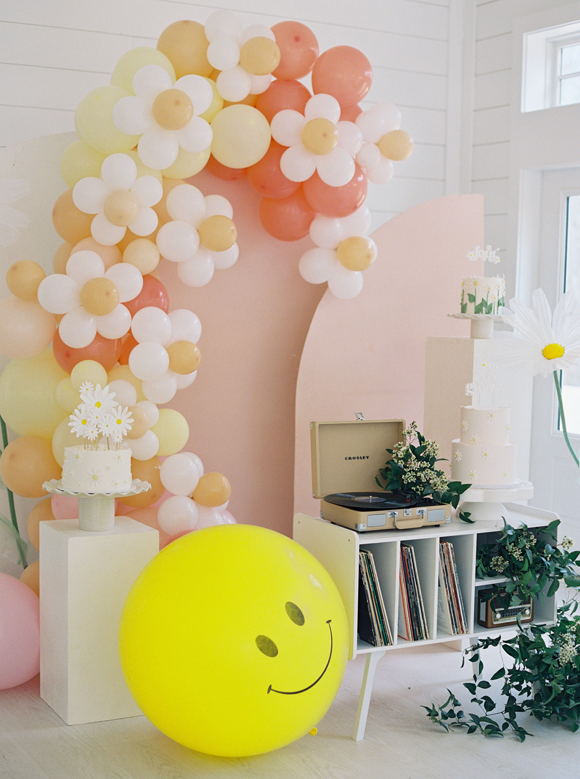 daisy balloon arch and smiley face balloons for 4th birthday party