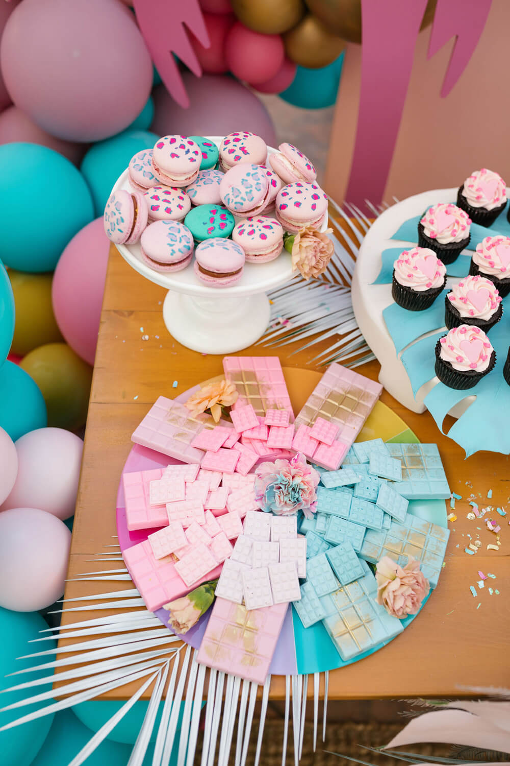 pink and blue birthday desserts