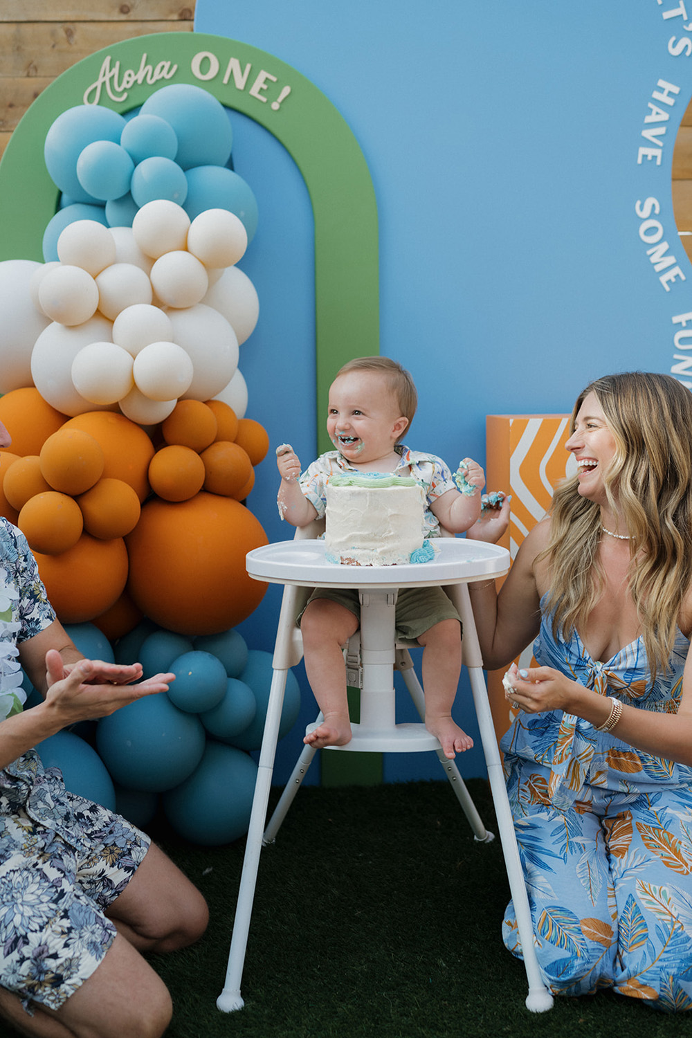 first birthday cake smash with balloon backdrop