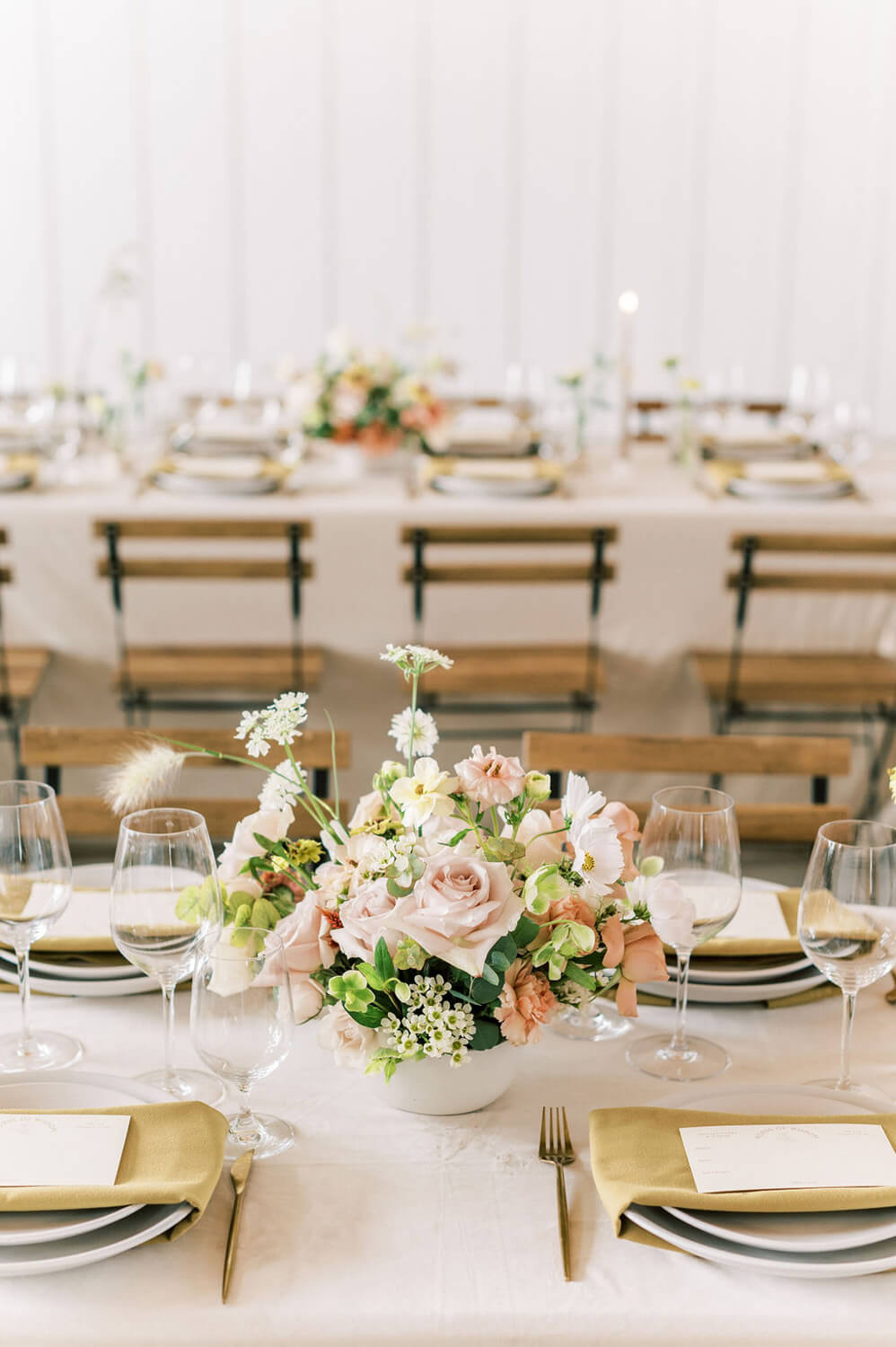 romantic minimalist centerpiece and table