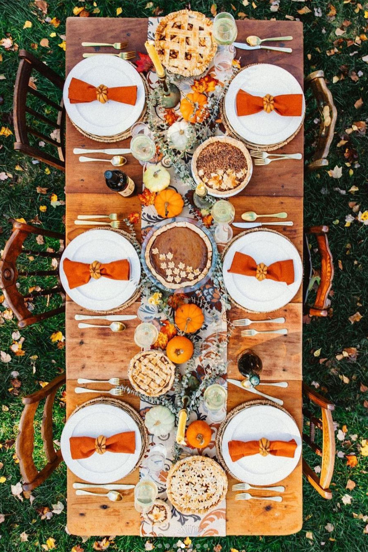 outdoor friendsgiving table ~ fall dinner party ideas (via @sarahkjp)