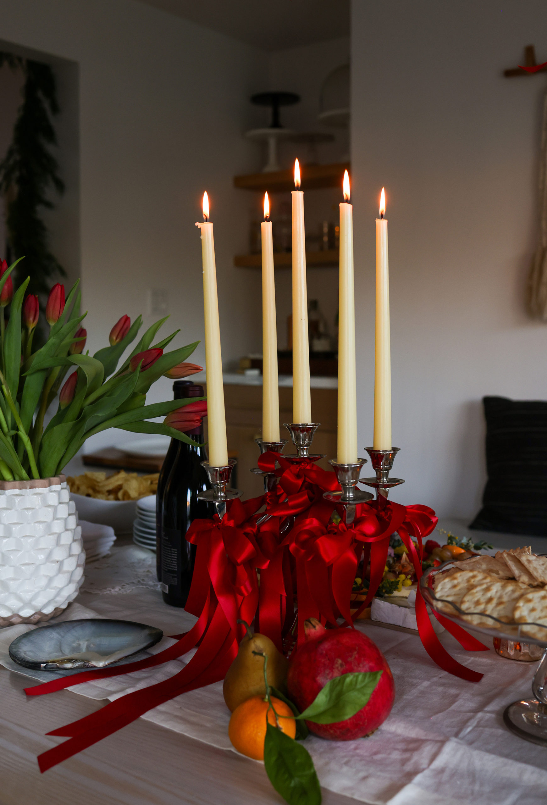 holiday dinner party ideas - bows on candles for progressive dinner