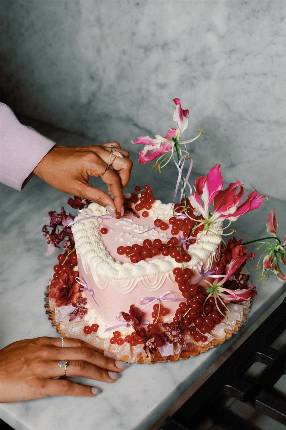NYC themed kitschy wedding cake