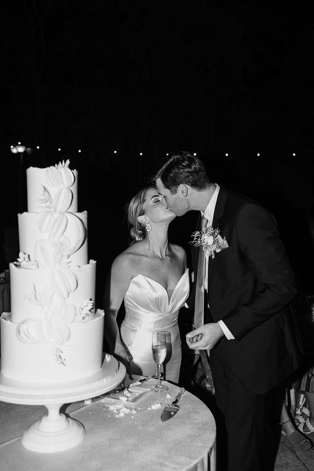 cake cutting at Arkansas wedding