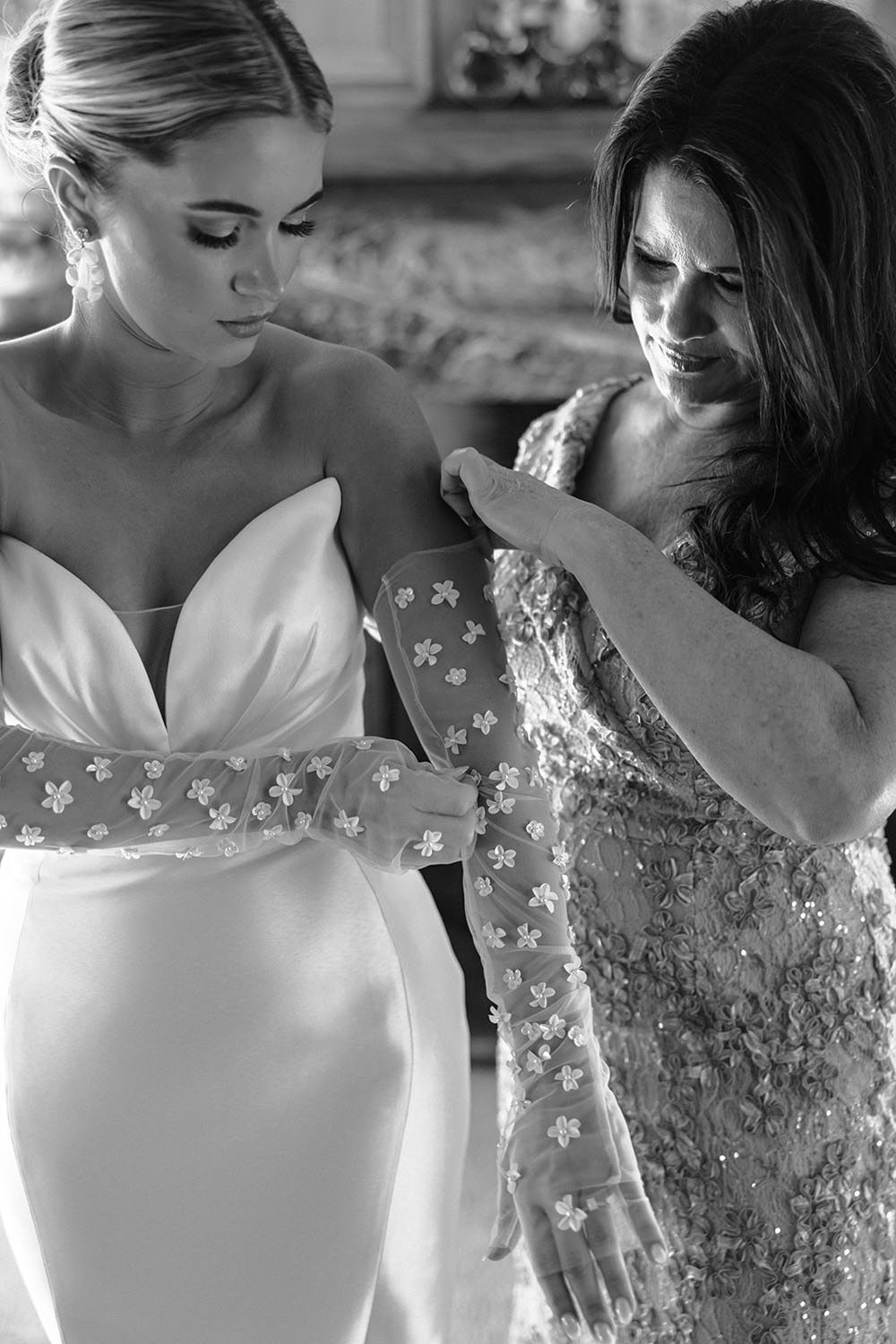 bride wearing untamed petals gloves at Arkansas wedding