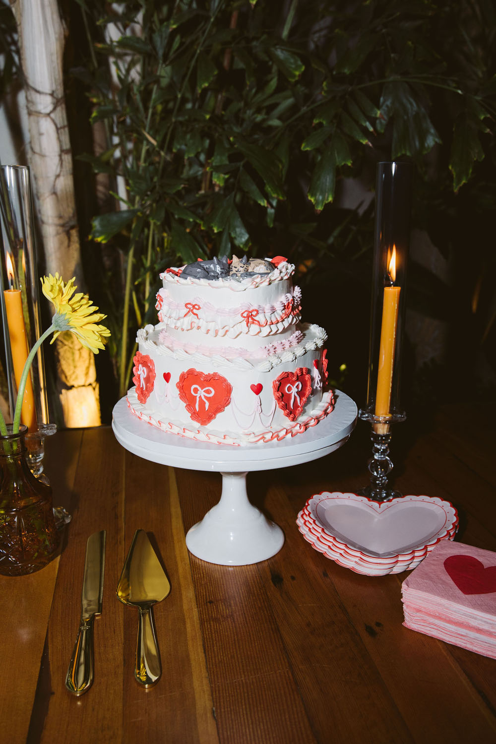 kitsch heart wedding cake with cat cake toppers