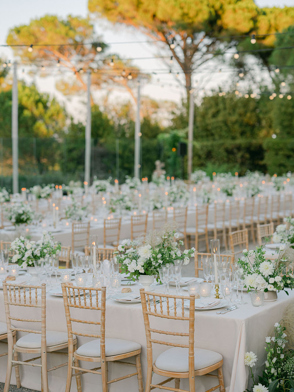 white and green wedding tablescape at Bastide du Roy