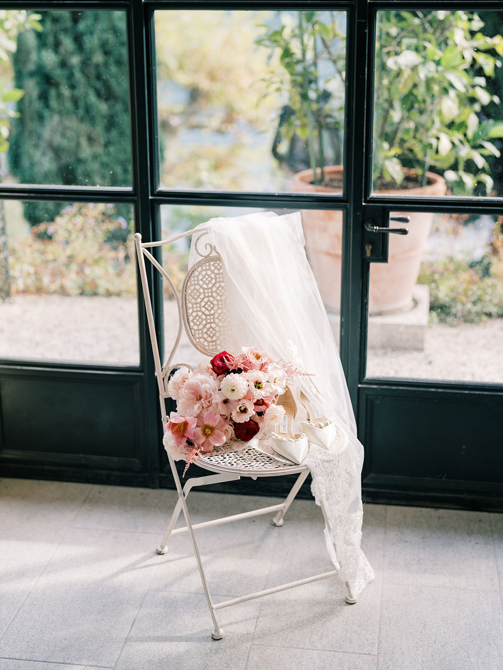 red and blush wedding bouquet and veil