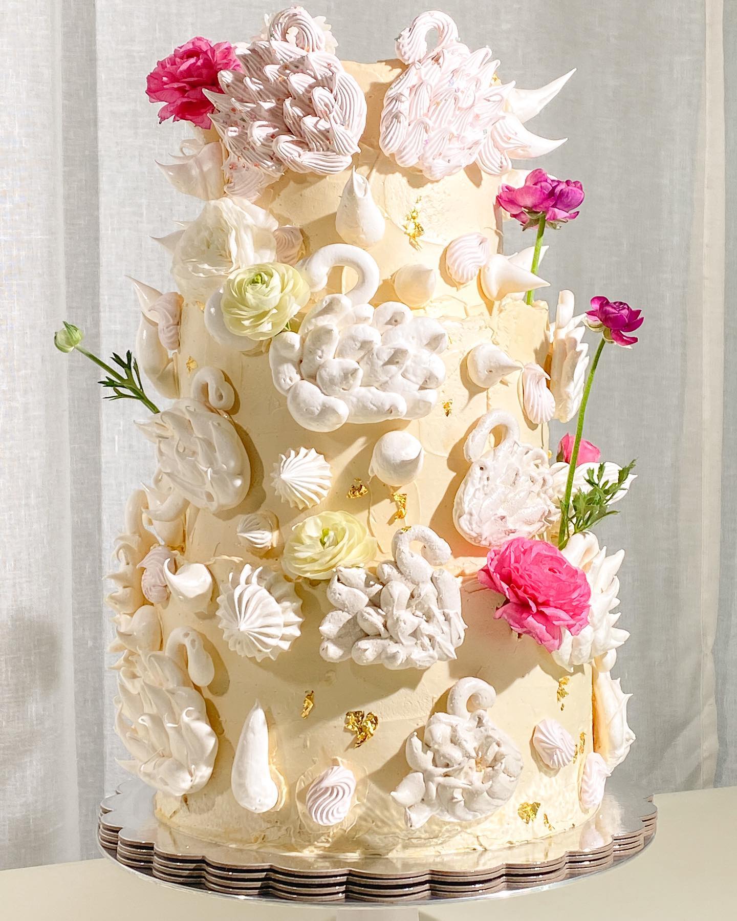 A spring wedding cake with cardamom, strawberry, vanilla, and dates, featuring fluffy swans by @dreamcaketestkitchen
