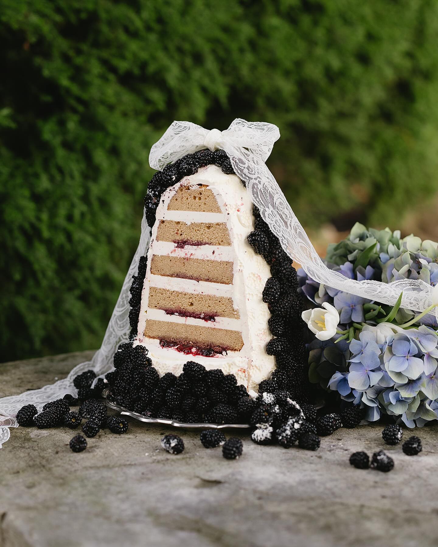 blackberry mountain wedding cake @butter.au