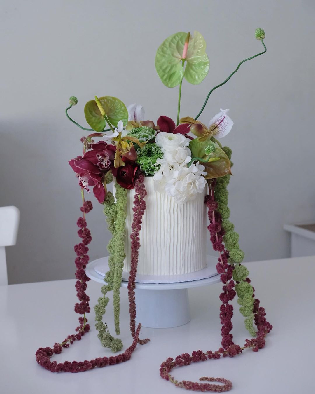 green floral greenery cake by @tongtongcake