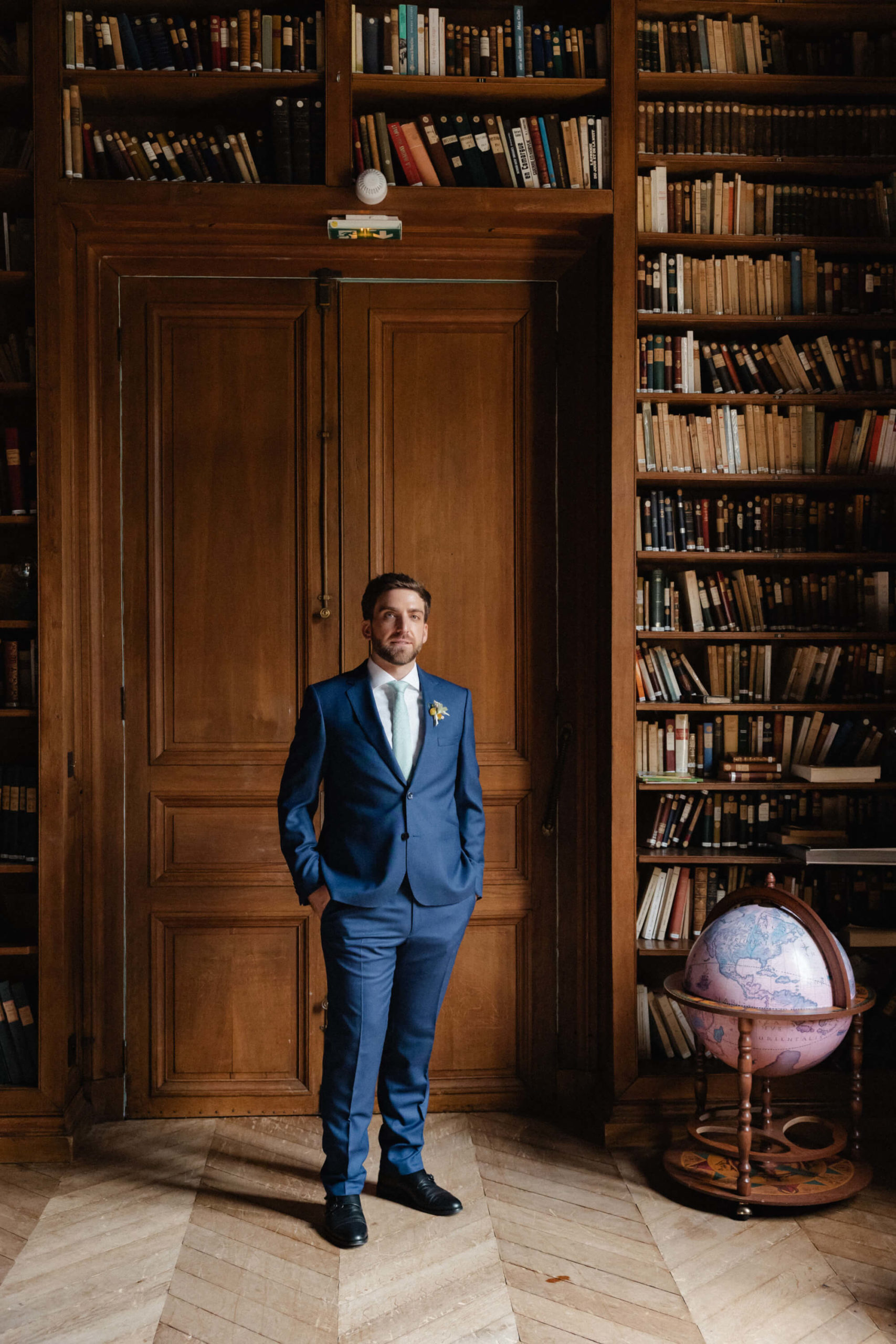 Groom at destination wedding near Versailles designed by Paloma Cruz Eventos.