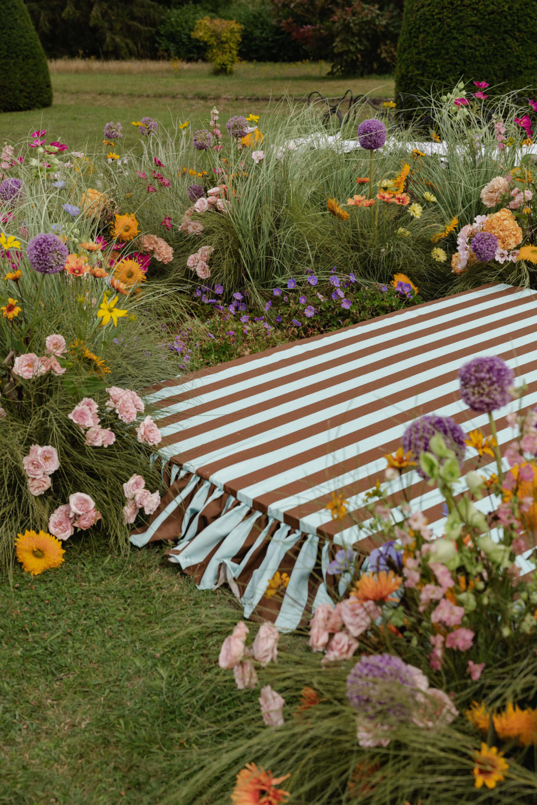 modern ceremony decor