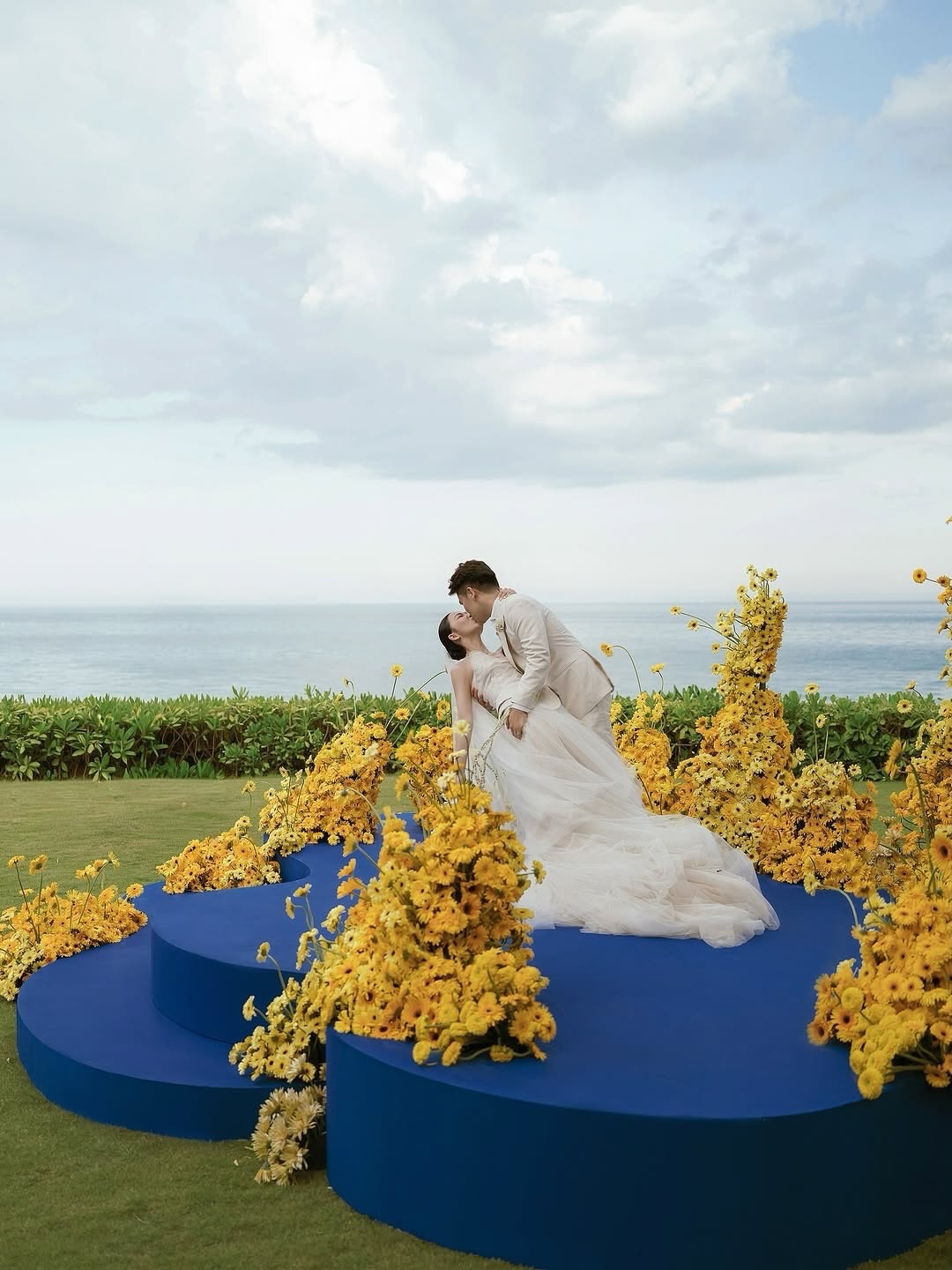 bold color in weddings